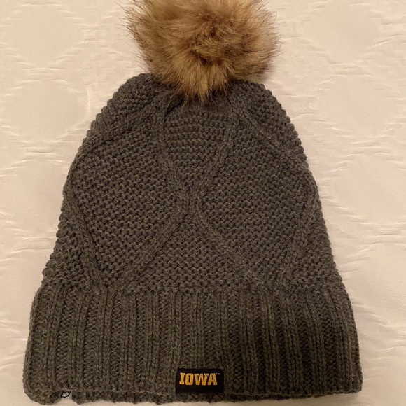 NWOT Vintage University of Iowa hawkeyes gray cable knit hat beanie fur Pom-Pom - Picture 1 of 7